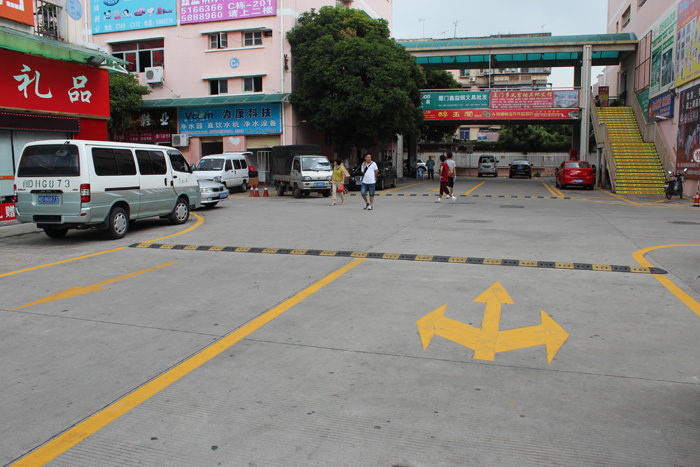 廈商小商品批發(fā)市場停車場設(shè)備圖片